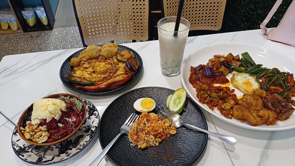 Clean Eating Organic Grocer + Daily Greens & Grains Cafe